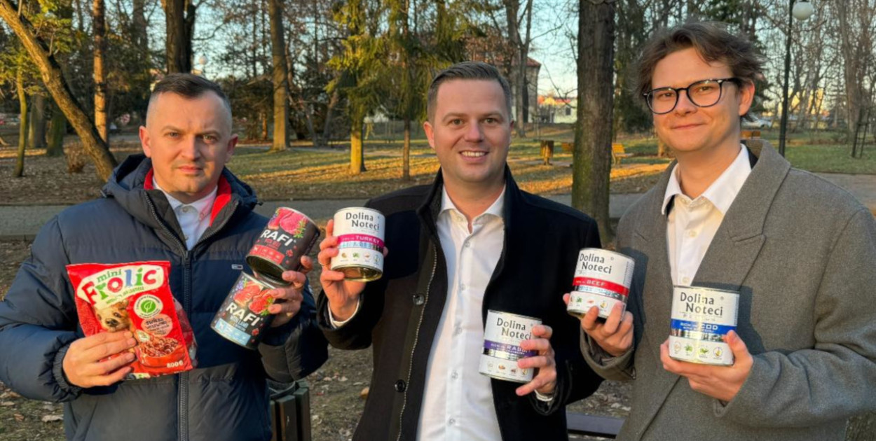 Radny Leszek Kukla, starosta Bartłomiej Gębala i radny Maciej Nowak zachęcają do włączenia się do zbiórki na rzecz bezdomnych zwierząt. FOT. FB Bartłomieja Gębali