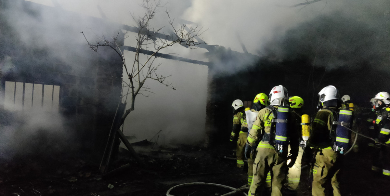 W nocy strażacy gasili pożar przy ul. Bandurskiego w Krzeszowicach. FOT. OSP Tenczynek