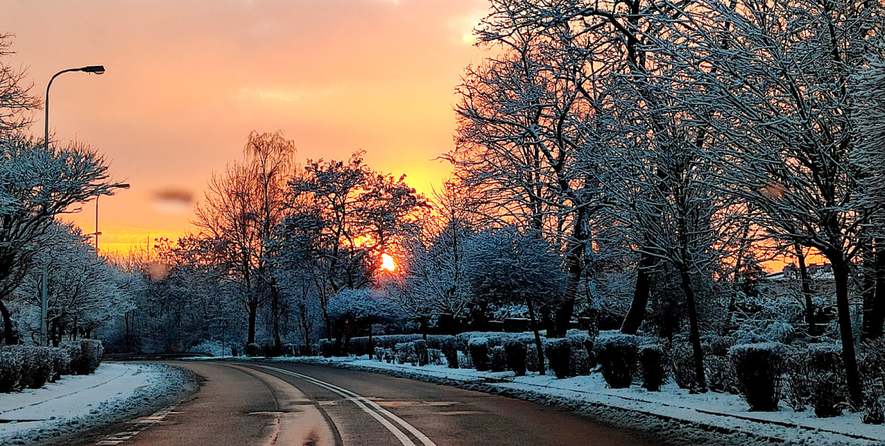 Piątkowy zachód słońca. Trzebinia, ul. Młoszowska