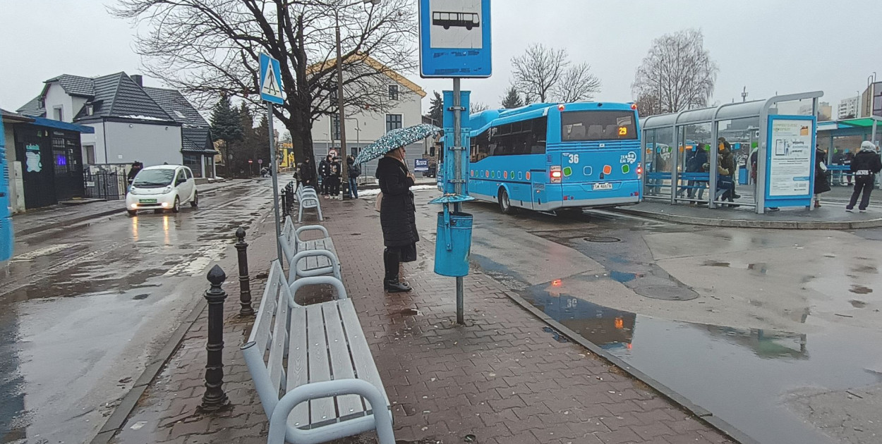 Na przystanku stanęło pięć polimerowych ławek