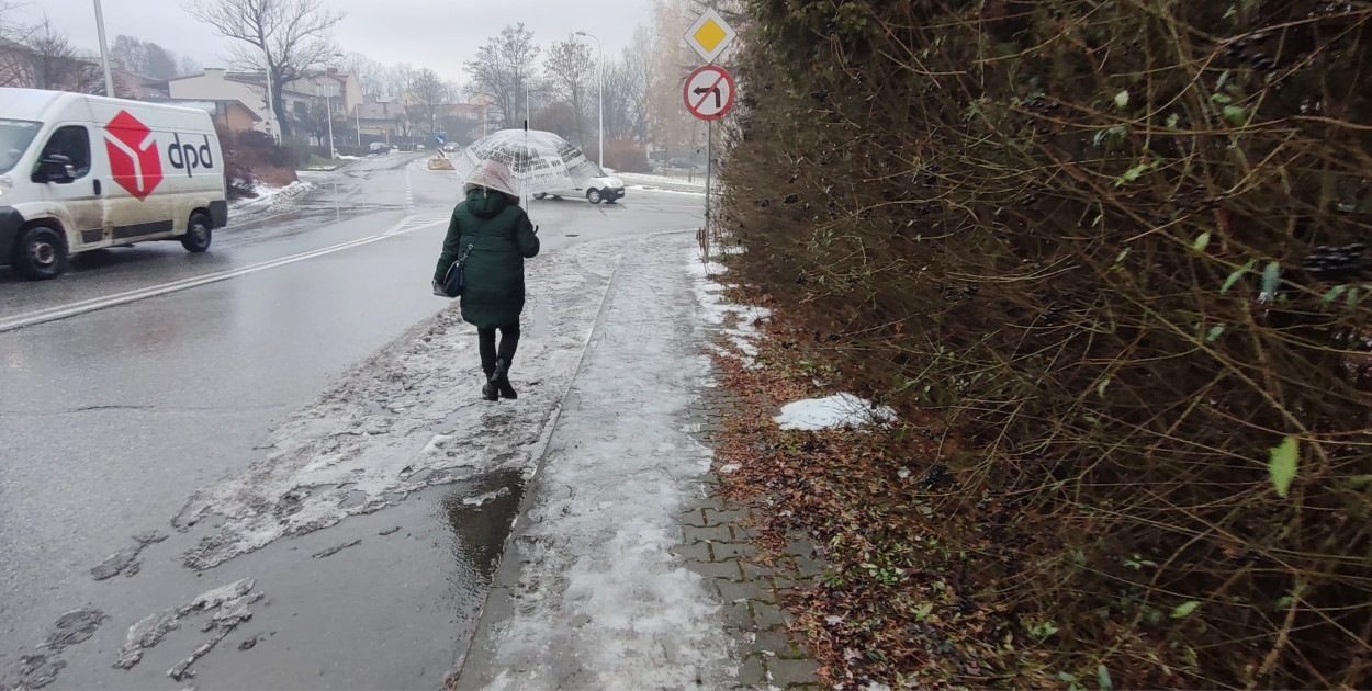 Przechodnie jeżdżą na butach jak na łyżwach