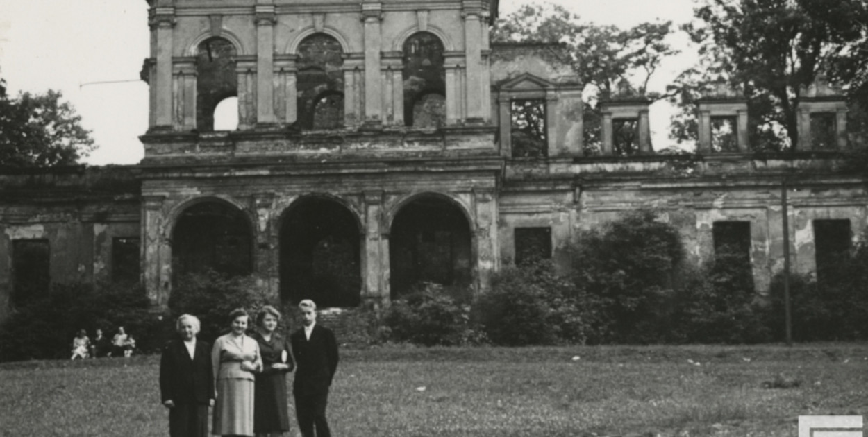 Czarno-biała fotografia pochodzi z połowy lat 60. XX wieku. Przed ruinami pałacu stoją: Franciszka Steller, Anna Jankowska, Alicja Dziadkowiec i Alfred Jankowski