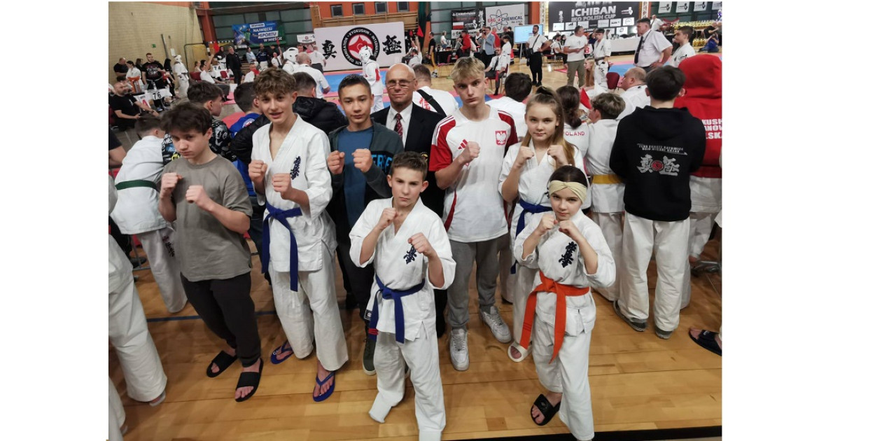 Zawodnicy Chrzanowskiego Klubu Karate Kyokushin wraz z trenerem Zbigniewem Zieliński. FOT. Chrzanowski Klub Karate Kyokushin