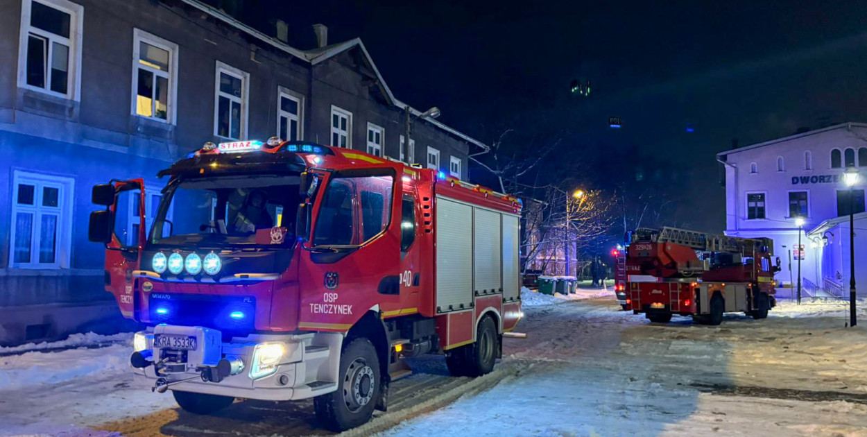 W nocy z poniedziałku na wtorek strażacy interweniowali w jednym z mieszkań przy ul. Kolejowej w Krzeszowicach, gdzie w ogniu stanął fotel i kartowy. FOT. OSP Tenczynek