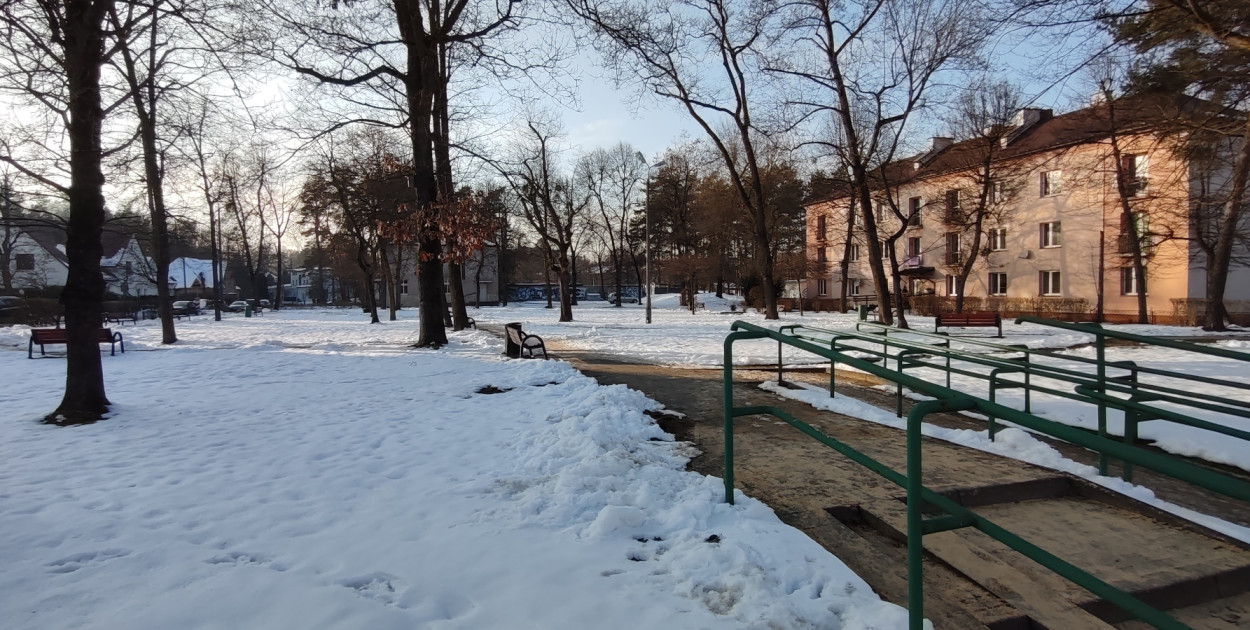 Park na osiedlu Stella w Chrzanowie, założony w dwudziestoleciu międzywojennym. Gmina planuje tutaj budowę parkingu i nowego placu zabaw