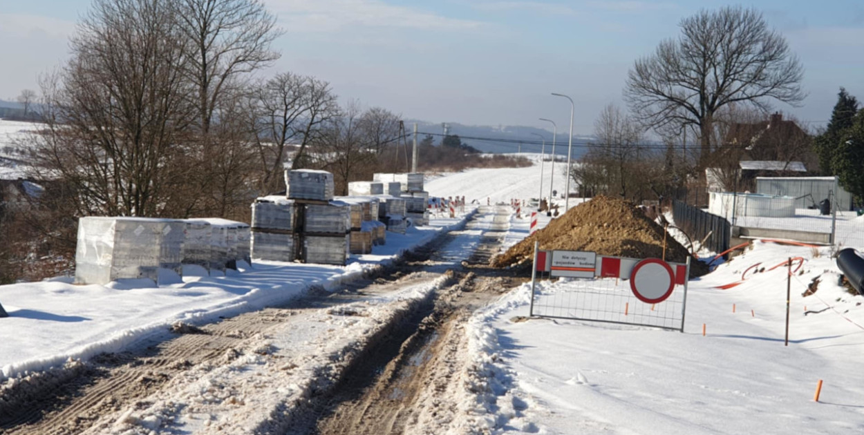 Trwa budowa drogi do zamku w Rudnie