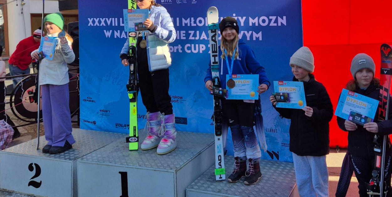 Julia Kolasa na najniższym stopniu podium. FOT. Archiwum fotograficzne Piotra Kolasy