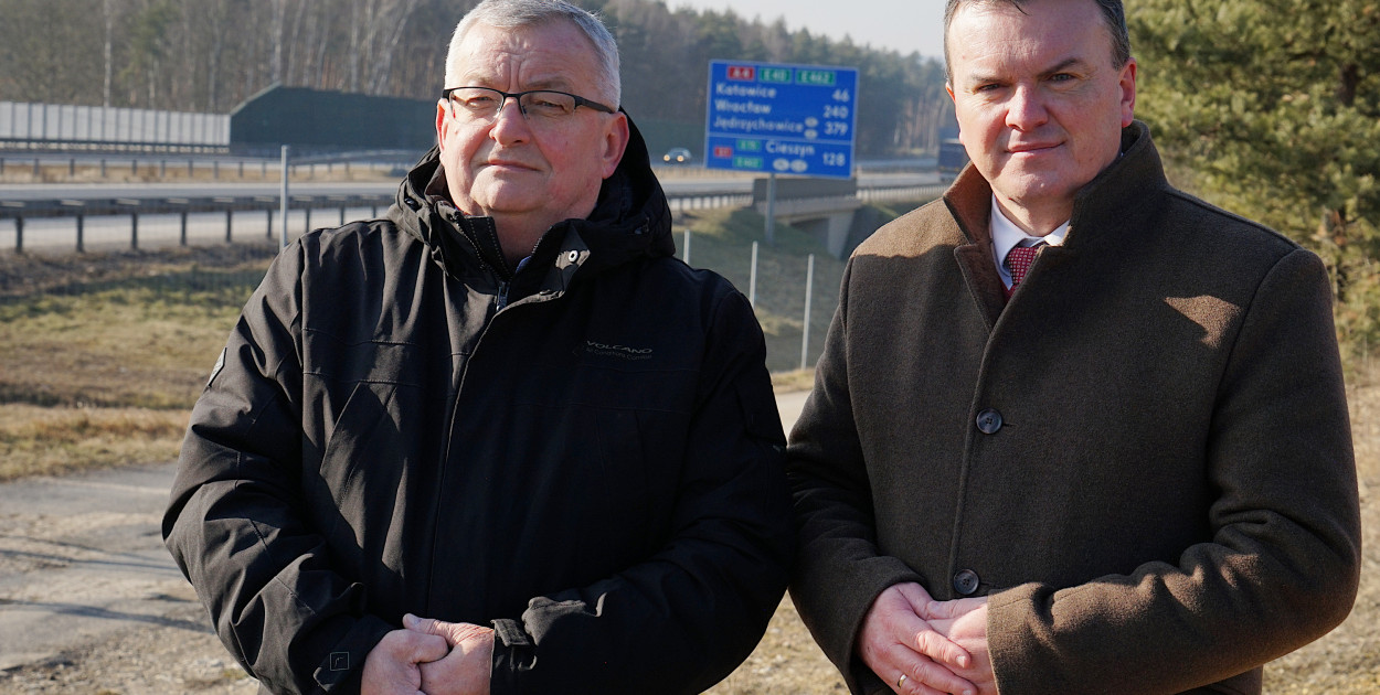 Posłowie Prawa i Sprawiedliwości: Andrzej Adamczyk i Mariusz Krystian, przy autostradzie A4 w Nieporazie