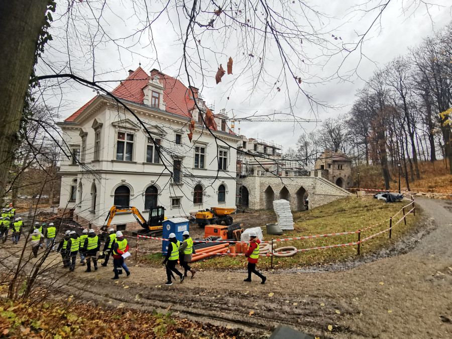 Widok na wschodnią część pałacu Widok na wschodnią część pałacu