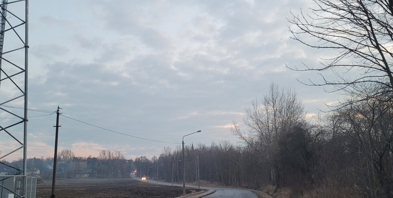Ulica Kopalniana w Trzebini powadzi od elektrowni w kierunku kościoła w Krystynowie