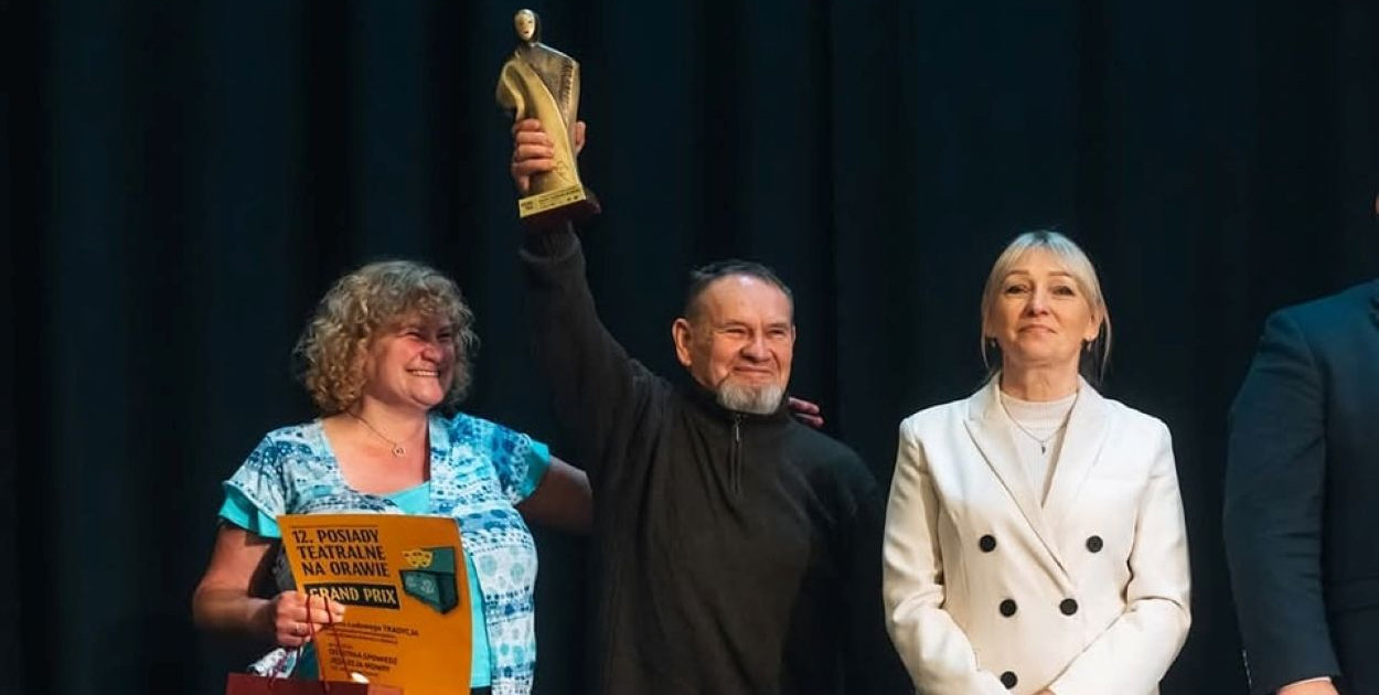 Aktor Edward Górecki prezentuje nagrodę Grand Prix dla Tradycji. Fot. FB Teatru Tradycja 