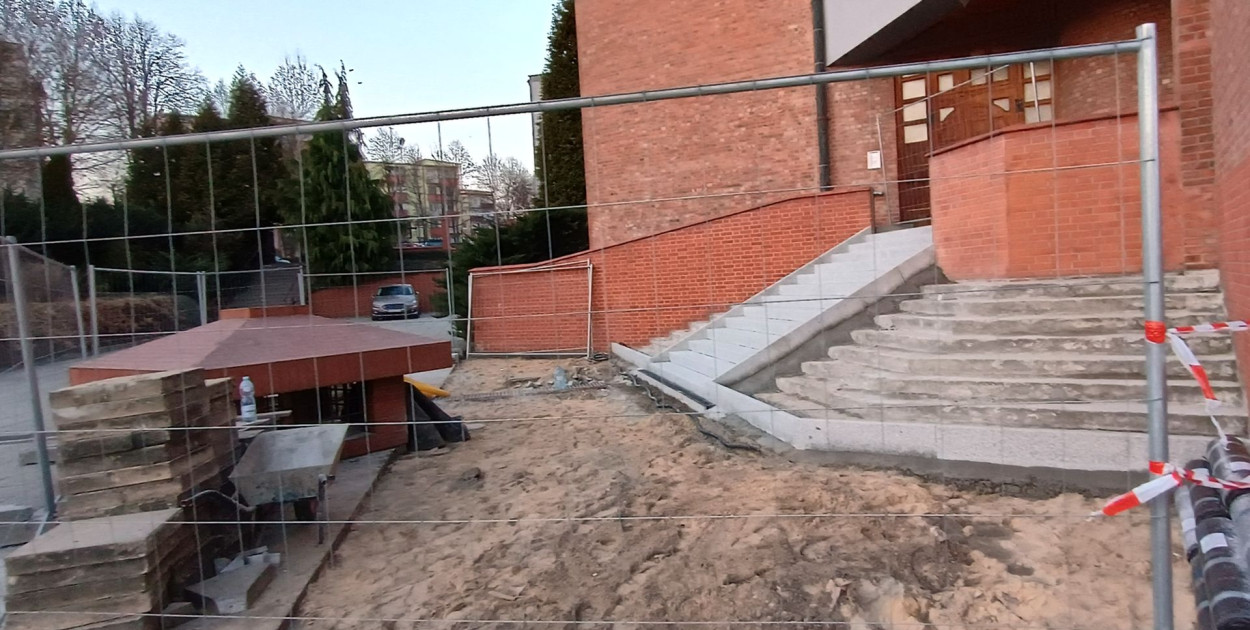 Powstają nowe schody boczne do kościoła