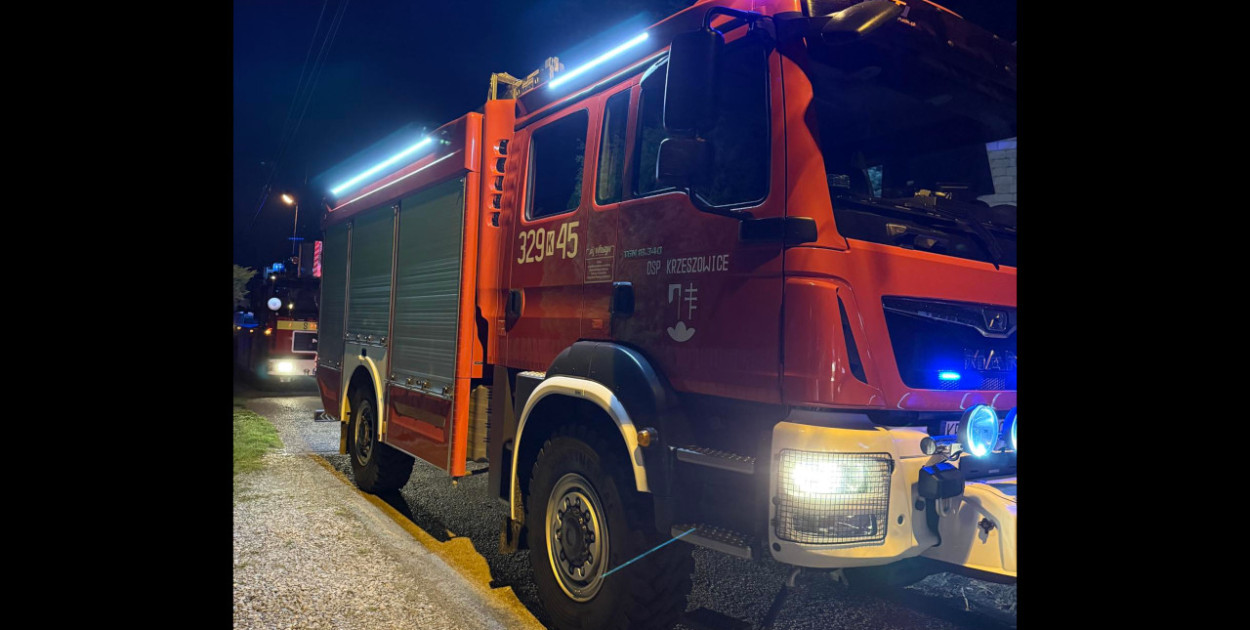 W niedzielę wieczorem strażacy interweniowali w jednym z domów, gdzie mężczyzna wspiął się na dach. FOT. OSP Krzeszowice