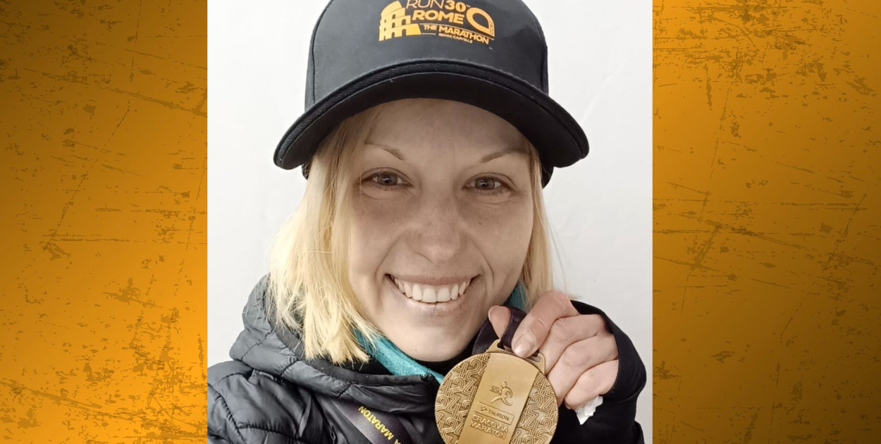 Magdalena Siuda-Kowalczyk z medalem otrzymanym na mecie Cracovia Maraton