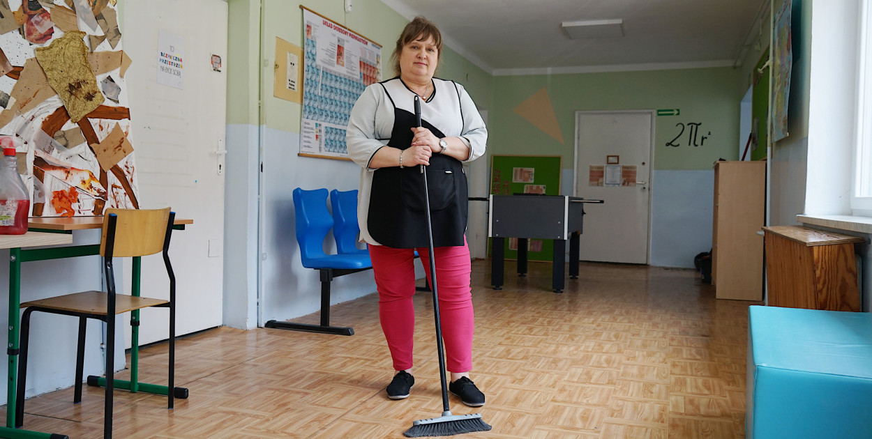 Woźna Irena Taborska dba o porządek w Szkole Podstawowej w Pogorzycach