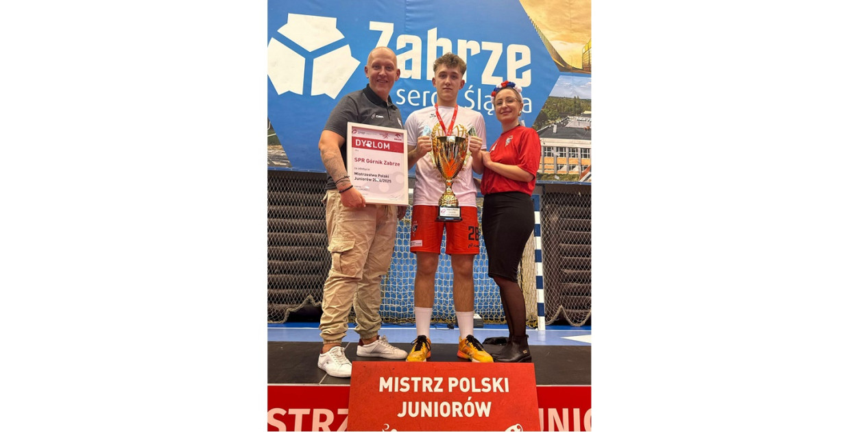 Alex Urbaniak z rodzicami po odebraniu trofeum. FOT. Archiwum fotograficzne Łukasza Urbaniaka