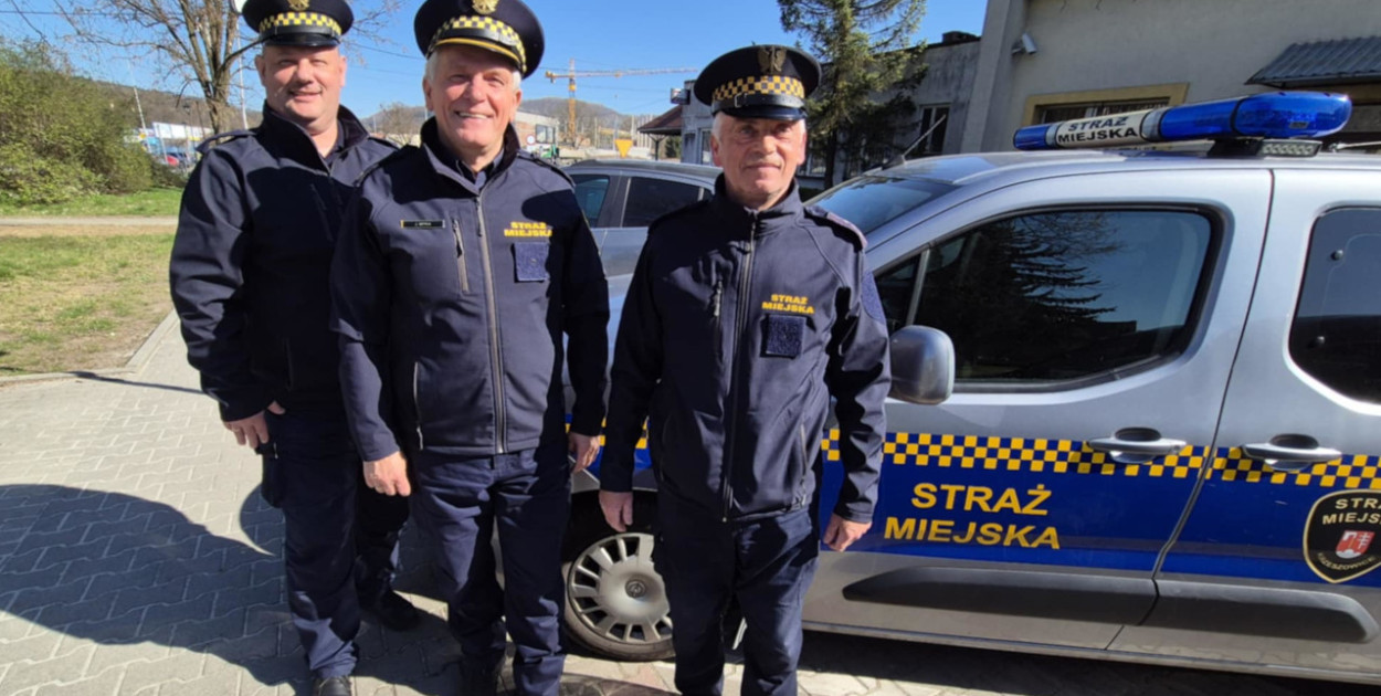 St. insp. Sławomir Matysik, komendant Janusz Mitka i st. insp. Witold Hrabia przy służbowym samochodzie