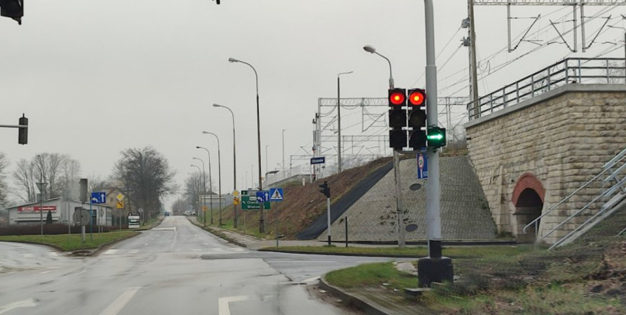 Zielona strzałka na prawoskręcie z ul. Podwale w Sienną w Chrzanowie