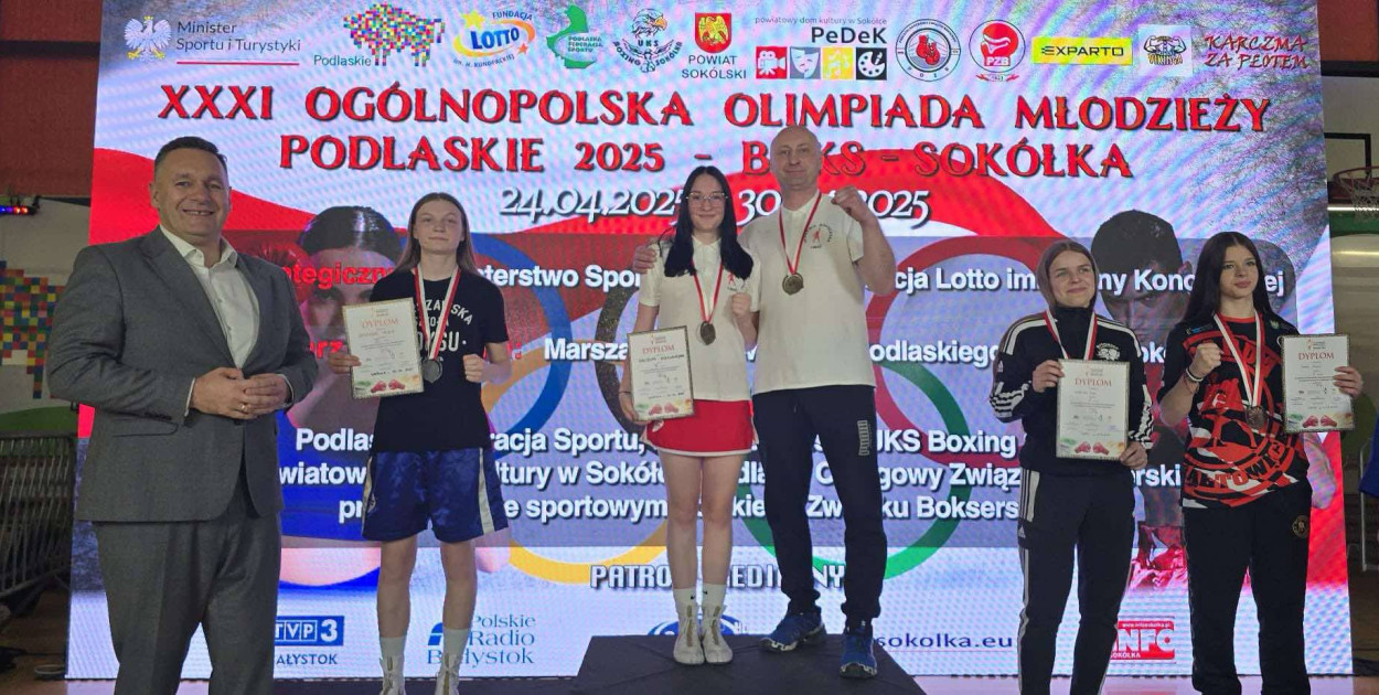 Aleksandra Halbina oraz trener Ariel Środa na pierwszym stopniu podium. FOT. Archiwum fotograficzne Akademii Bokserskiej Libiąż. 