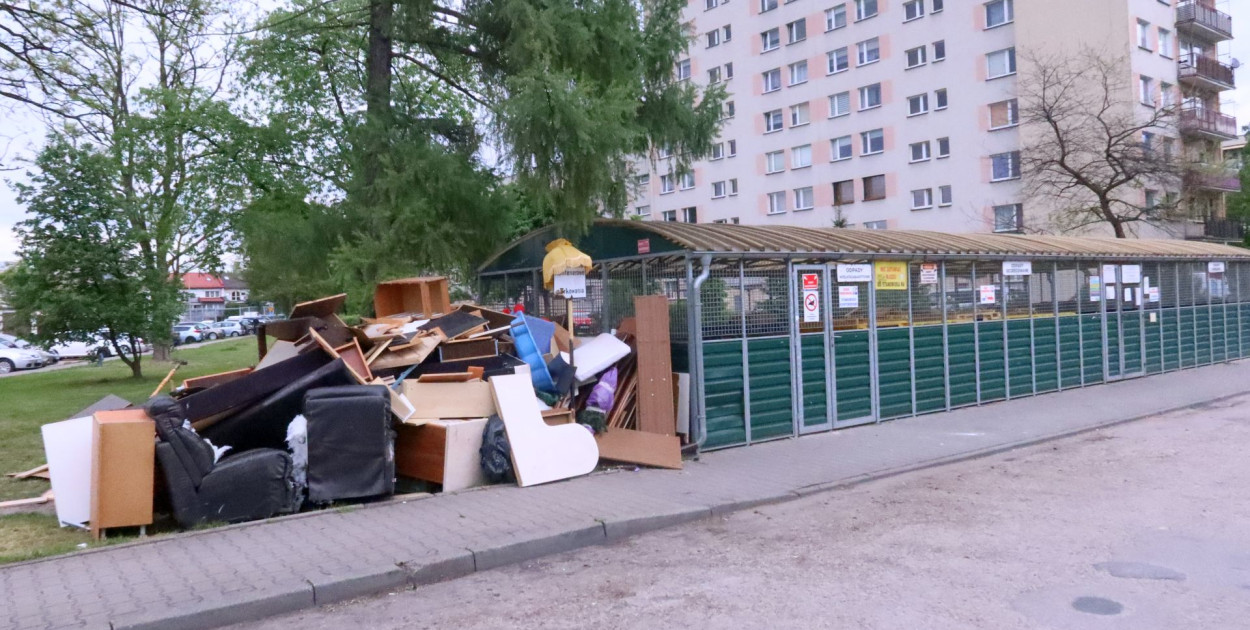 Do końca czerwca przy śmietniku przy ul. Trzebińskiej 11 staną kamery