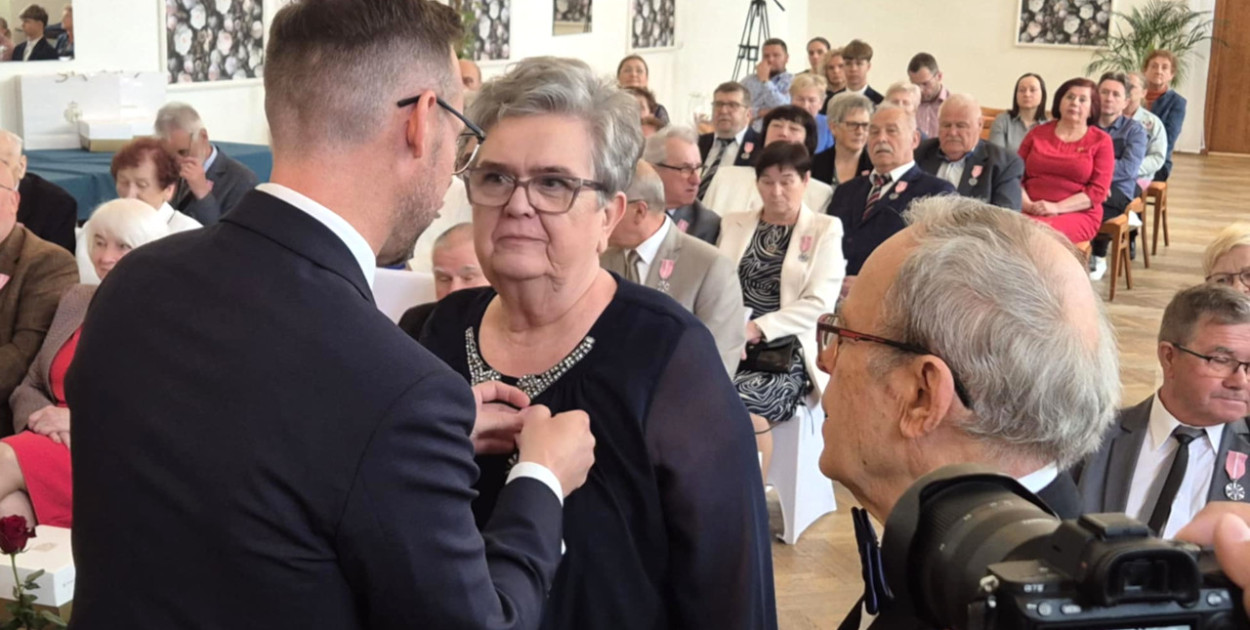 Ewa i Stanisław Potoccy odbierają medale prezydenckie i życzenia od burmistrza Chrzanowa Roberta Maciaszka
