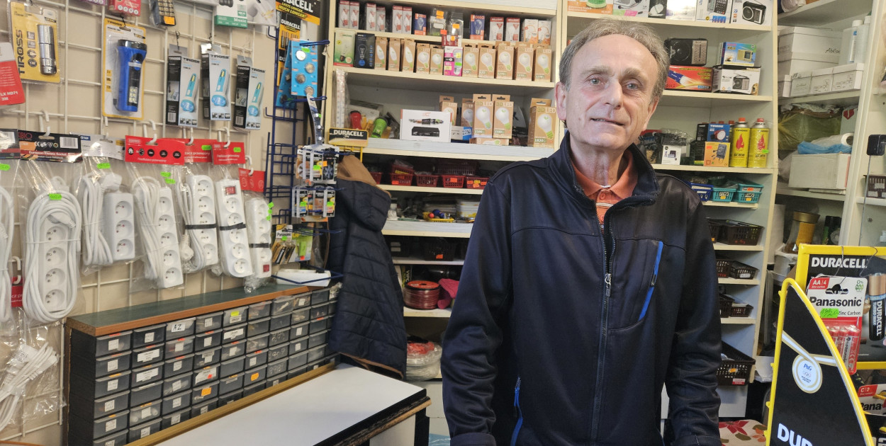 Pan Andrzej handluje antenami i sprzętem elektrycznym. Po likwidacji targowiska przy Kusocińskiego w Chrzanowie ulokowała się w pobliskim sklepie spożywczym