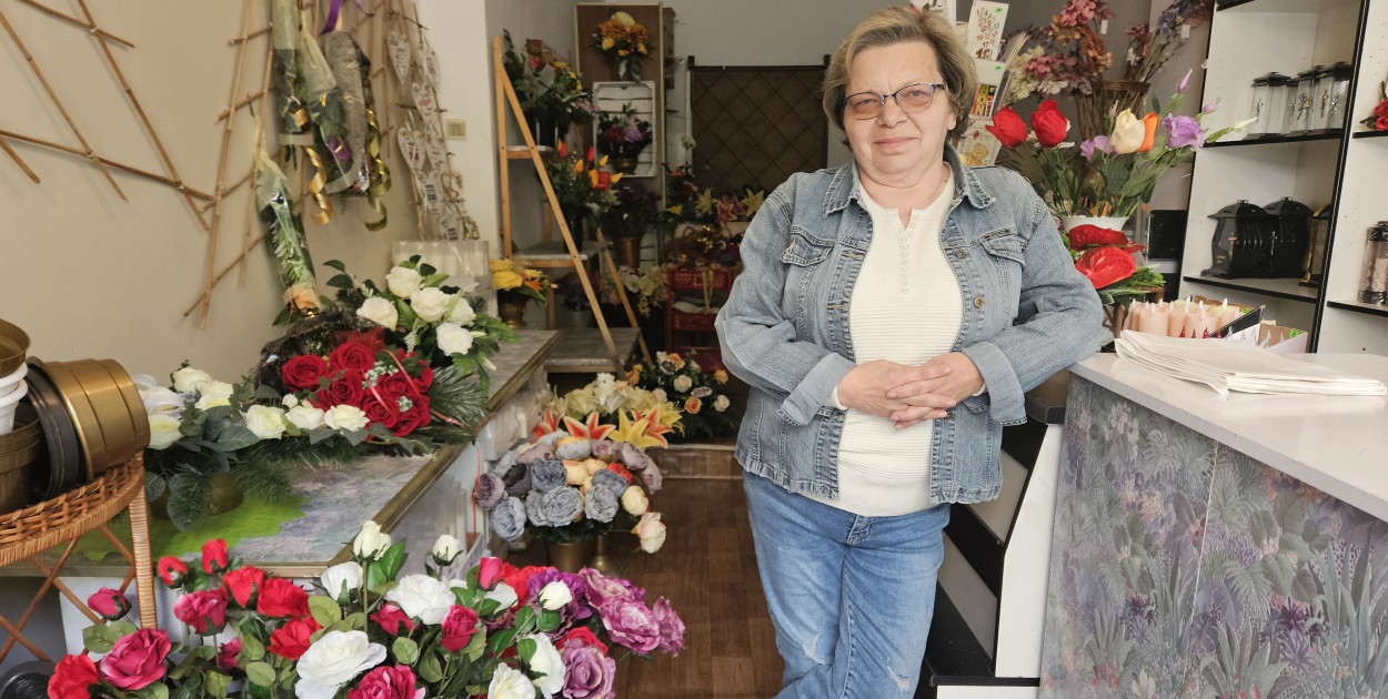 Pani Kinga i na targowisku przy Kusocińskiego, i teraz sprzedaje głównie sztuczne kwiaty i zrobione z nich wiązanki
