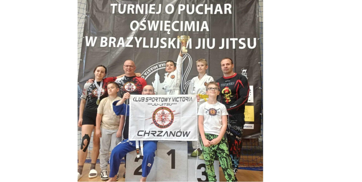 Victoria Ju-Jitsu Chrzanów z pucharem. FOT. Archiwum fotograficzne Pawła Ciorocha