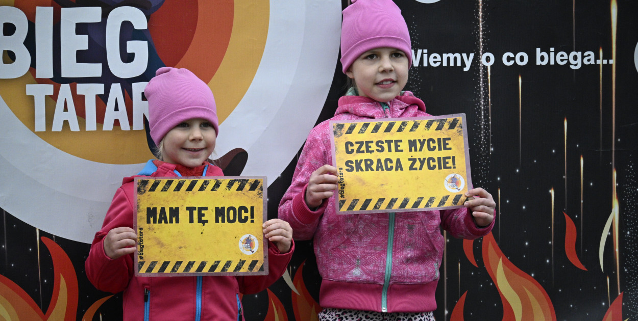 Dzieciaki przed słynną ścianką zdjęciową
