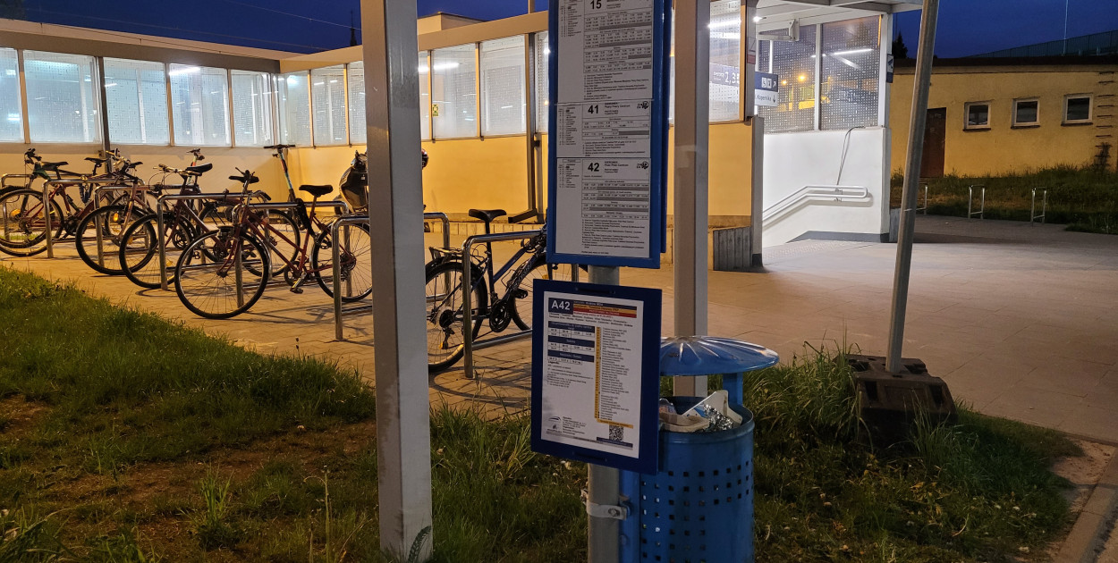 Słupek i rozkład jazdy to za mało. Przystanki są też dla pasażerów