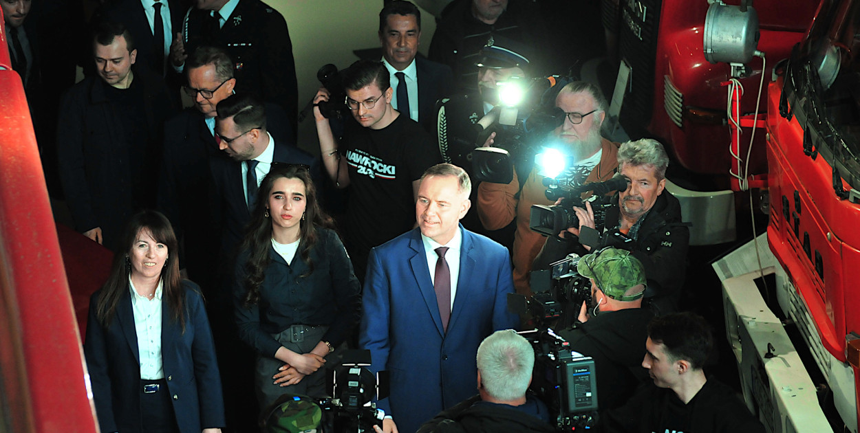 Karol Nawrocki podczas zwiedzania Małopolskiego Muzeum Pożarnictwa w Alwerni