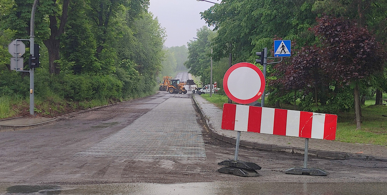 Zamknięta ul. Kopalniana w Trzebini. Widok z Krystynowa
