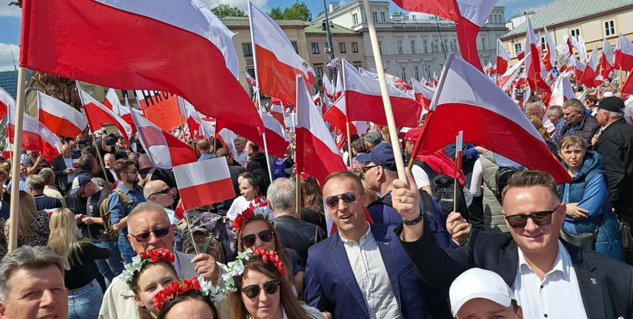 Podczas marszu poparcia Karola Nawrockiego w Warszawie udział wzięli m.in. radni powiatowi Krzysztof Kasperek, Michał Gawroński, a także burmistrz Trzebini Jarosław Okoczuk. FOT. FB Michała Gawrońskiego