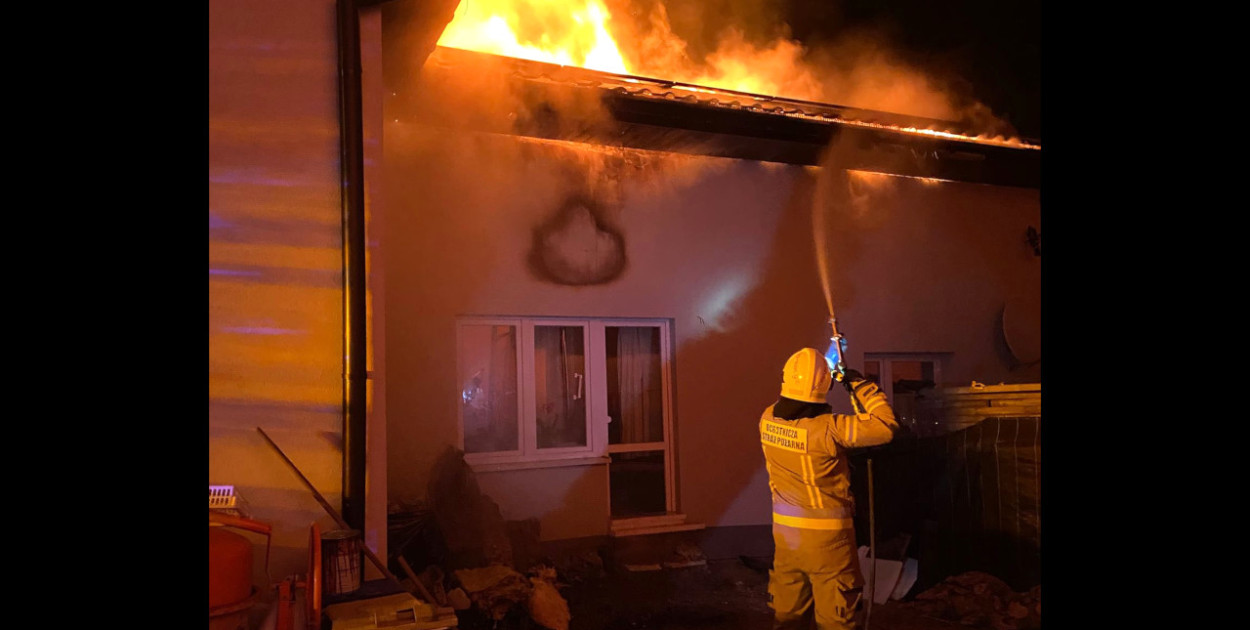 W nocy z niedzieli na poniedziałek wybuchł pożar w jednym z domów w Krzeszowicach. FOT. OSP Krzeszowice