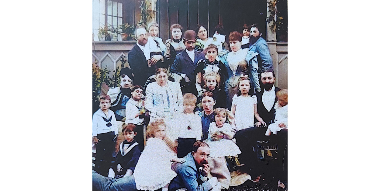 Rodzina Loewenfeldów skupiona wokół Róży Loewenfeld (siedzi pośrodku). Zdjęcie z ok. 1895 r.