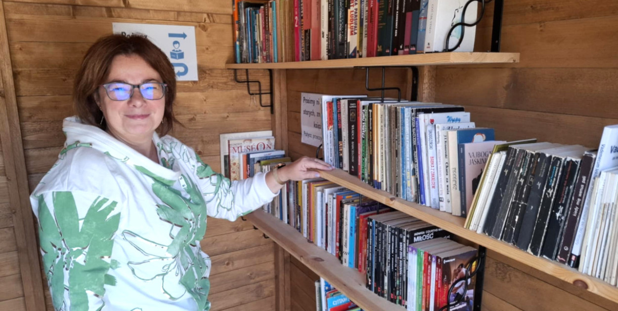 Dyrektor krzeszowickiej biblioteki Klaudia Węgrzyn zaprasza do korzystania z plenerowej wypożyczalni. FOT. archiwum biblioteki w Krzeszowicach 