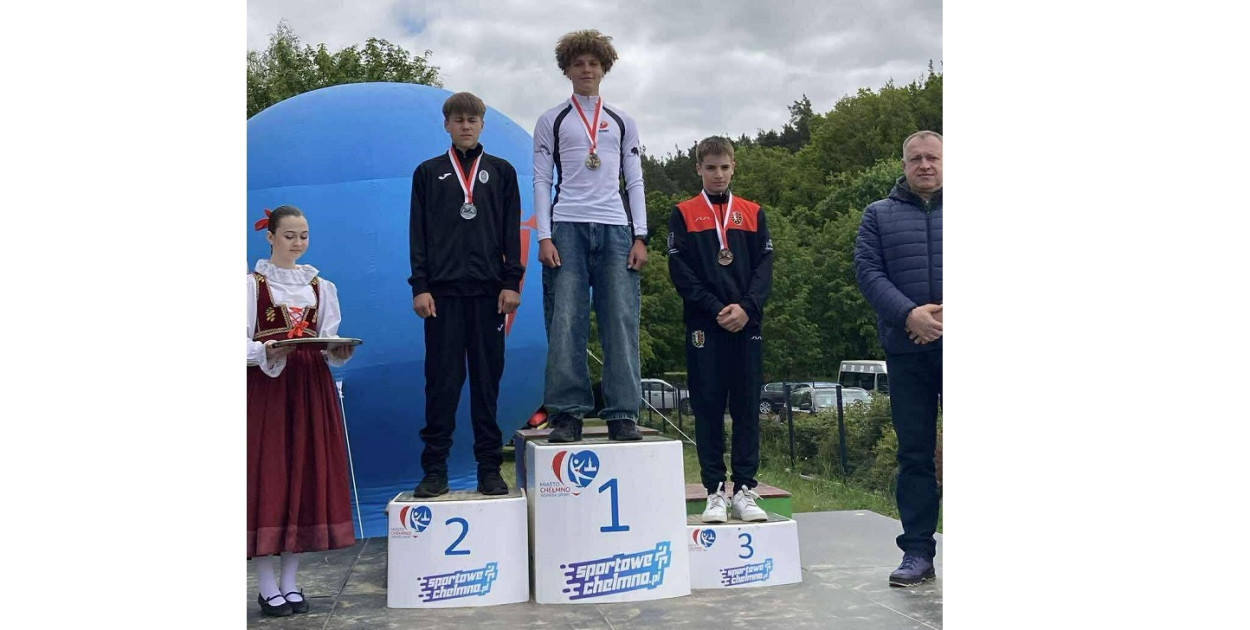 Marceli Kaczor na drugim stopniu podium. FOT. Archiwum fotograficzne MKSW Trzebinia