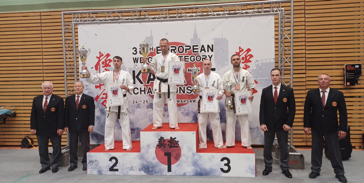 Jan Mąsior na najwyższym stopniu podium. FOT. Archiwum fotograficzne Chrzanowskiego Klubu Karate Kyokushin