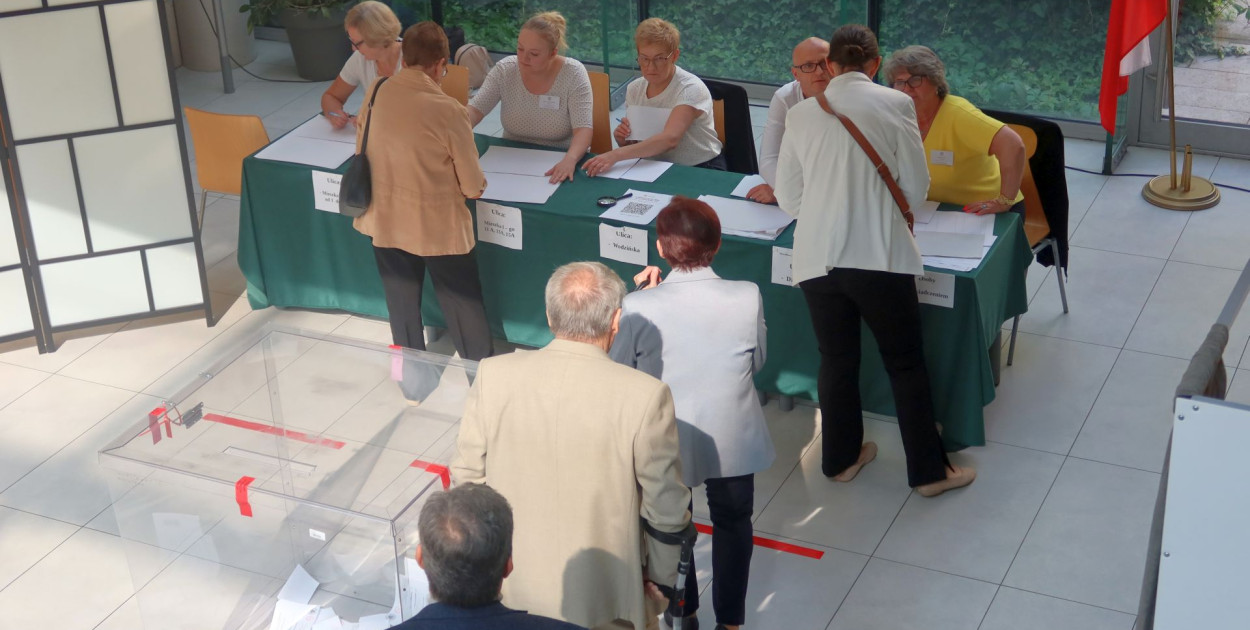 Głosowanie w lokalu w MBP w Chrzanowie