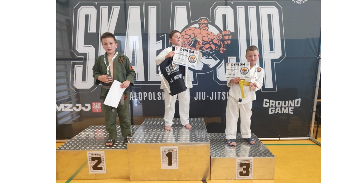 Tomasz Urbankiewicz Kowalski na trzecim stopniu podium. FOT. Archiwum fotograficzne Victoria Ju-Jitsu Chrzanów 