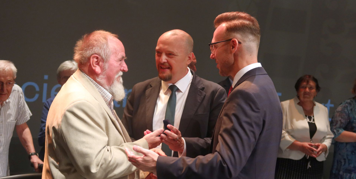 Gratulacje odbiera były radny Tadeusz MIkłas z Balina