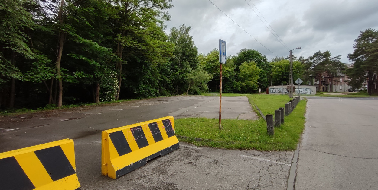 Zagrodzony parking przy skrzyżowaniu Borowcowej i Nowakowskiego na osiedlu Rospontowa w Chrzanowie