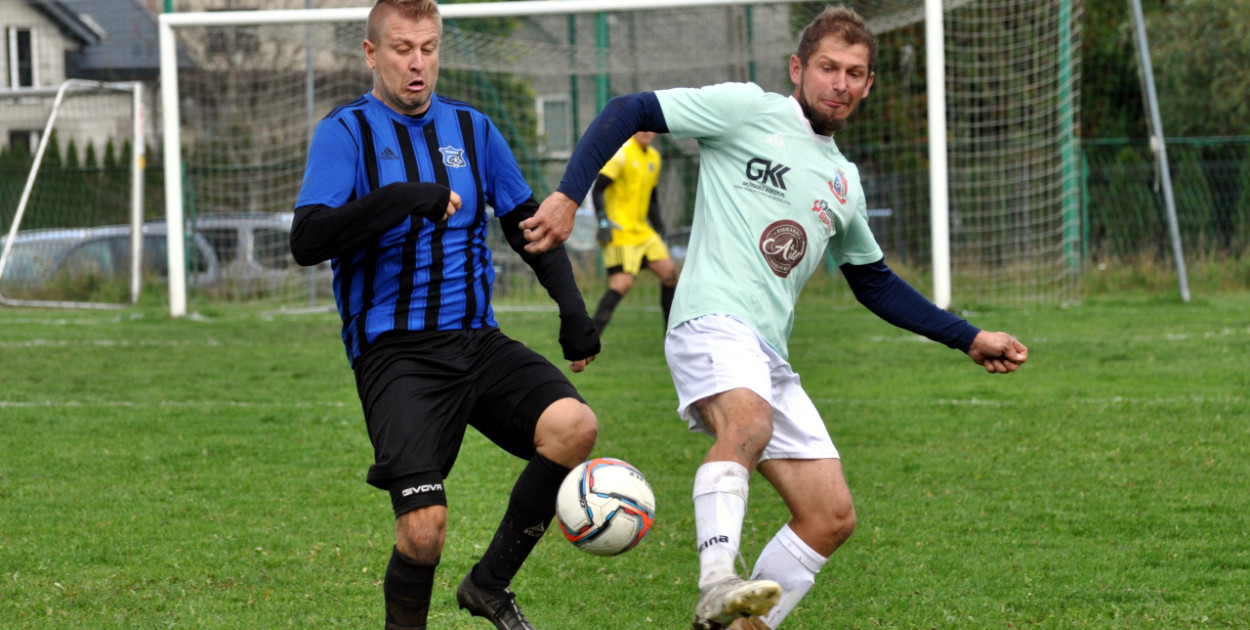 Napastnik Wolanki Mateusz Wilk (z prawej) został królem strzelców A-klasy chrzanowskiej
