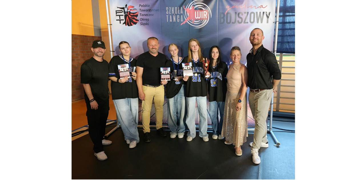 Zawodniczki ze Szkoły Tańca DanceArt z jurorami. FOT. Archiwum fotograficzne Ewy Englart