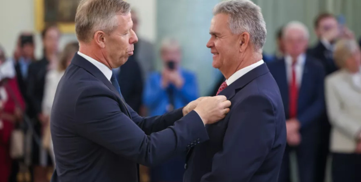 W imieniu prezydenta Złoty Krzyż Zasługi wręcza Wacławowi Gregorczykowi Piotr Ćwik zastępca szefa KPRP, FOT. Przemysław Keler/KPRP