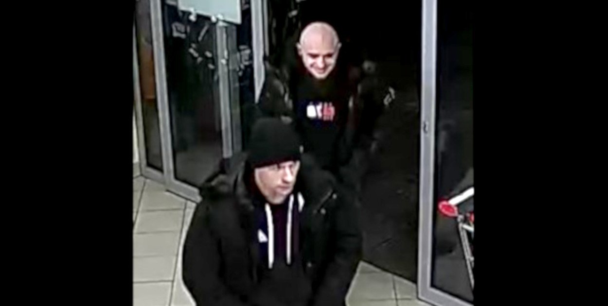 Policja szuka tych mężczyzn. Okradli sklep w Chrzanowie. FOT. KPP Chrzanów