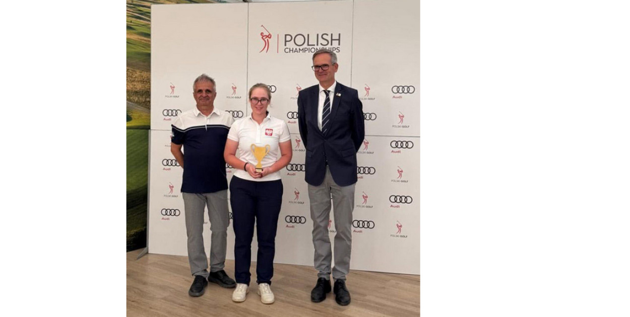Julia Cebula z pucharem za zdobycie trzeciego miejsca. FOT. Archiwum fotograficzna Marcina Cebuli