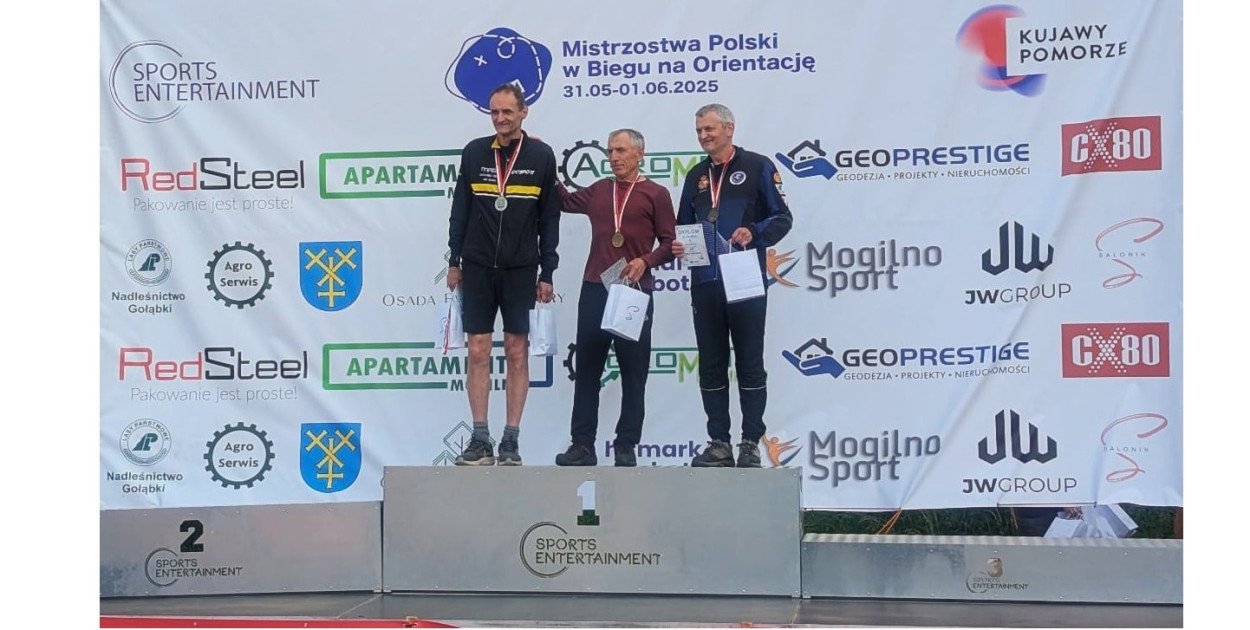 Jerzy Kryjomski na trzecim stopniu podium. FOT. Archiwum fotograficzne KS Kościelec Chrzanów