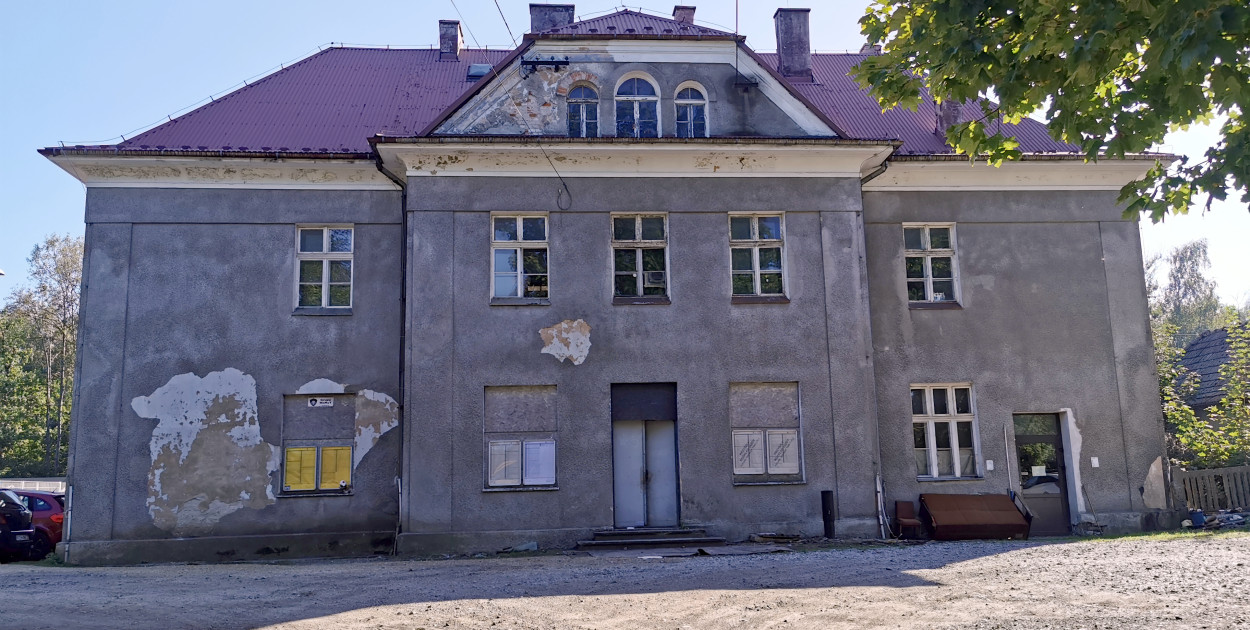 Budynek dawnego dworca kolejowego w Dulowej