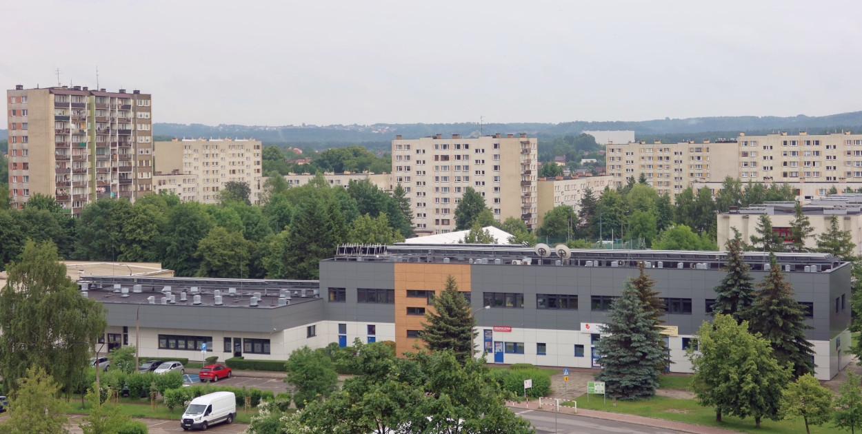 Na pierwszym planie budynek PSM w Chrzanowie, w tle bloki na osiedli Niepodległości 